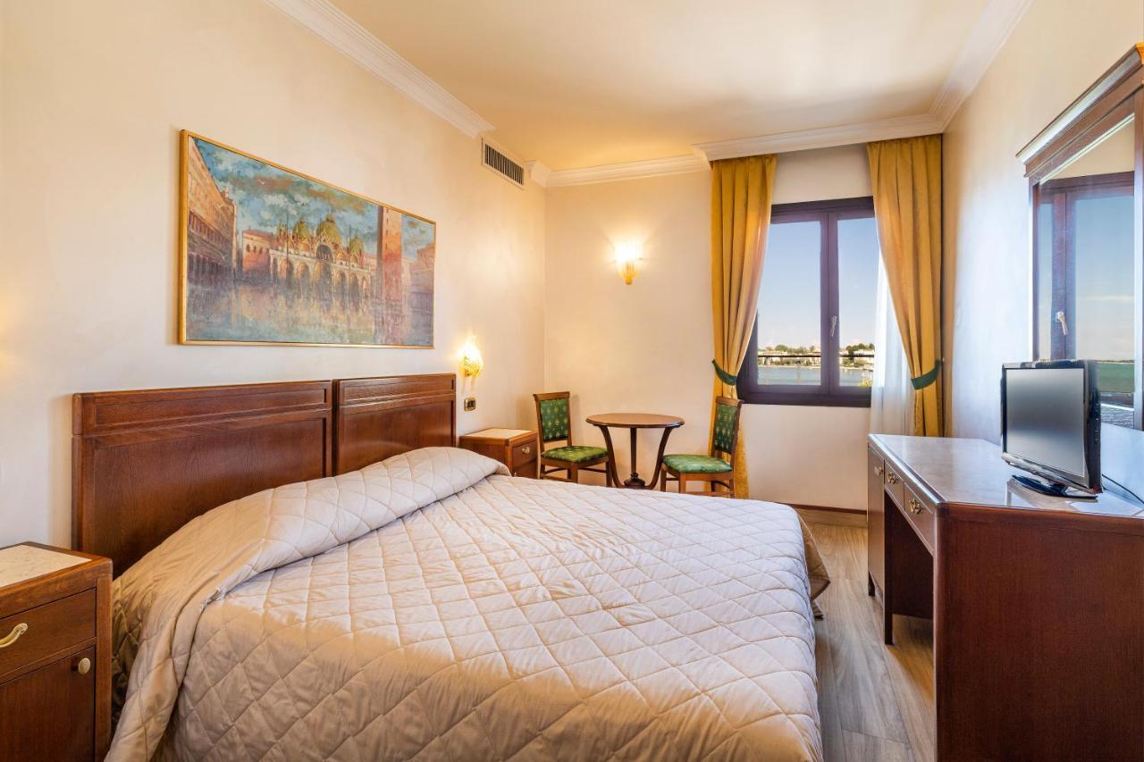 Doppelzimmer mit seitlichem Blick auf die Lagune